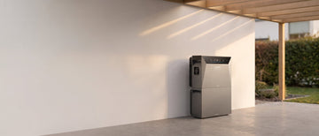 Anker SOLIX Solarbank 4 Pro in einem Carport im Nachmittagslicht