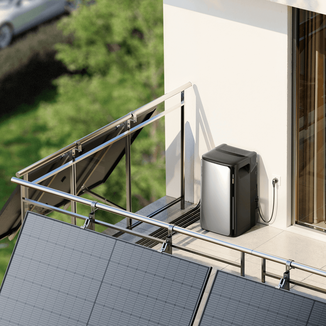 EcoFlow STREAM Pro auf dem Balkon neben zwei Solarmodulen am Geländer