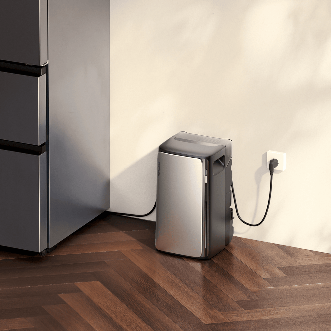 EcoFlow STREAM Pro im Wohnraum an der Steckdose angeschlossen