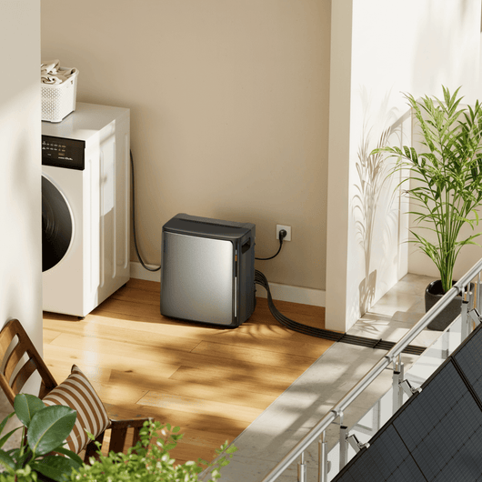 EcoFlow STREAM Ultra X im Wohnraum neben der Waschmaschine an der Steckdose